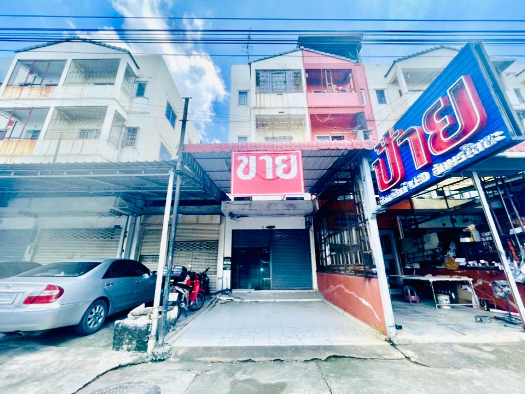 For SaleShop HouseNawamin, Ramindra : Commercial Building for Sale: 3.5-Story on Watcharaphon Rd., 270 Sq.m., 21.7 Sq.W, Near BTS Bhumibol Hospital, Ideal for Clinic, Shop,Office