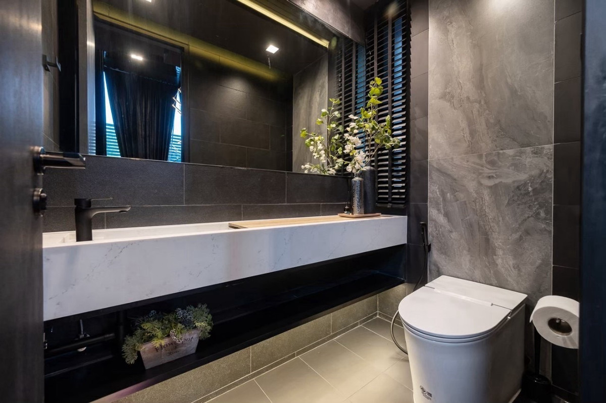 For SaleTownhomeRatchadapisek, Huaikwang, Suttisan : Townhome for sale in Ratchada 20 near MRT Ratchadaphisek and Sutthisan, prime location with easy access to Asoke, Rama 9 and Lat Phrao, surrounded by lifestyle amenities, ideal for living or investment