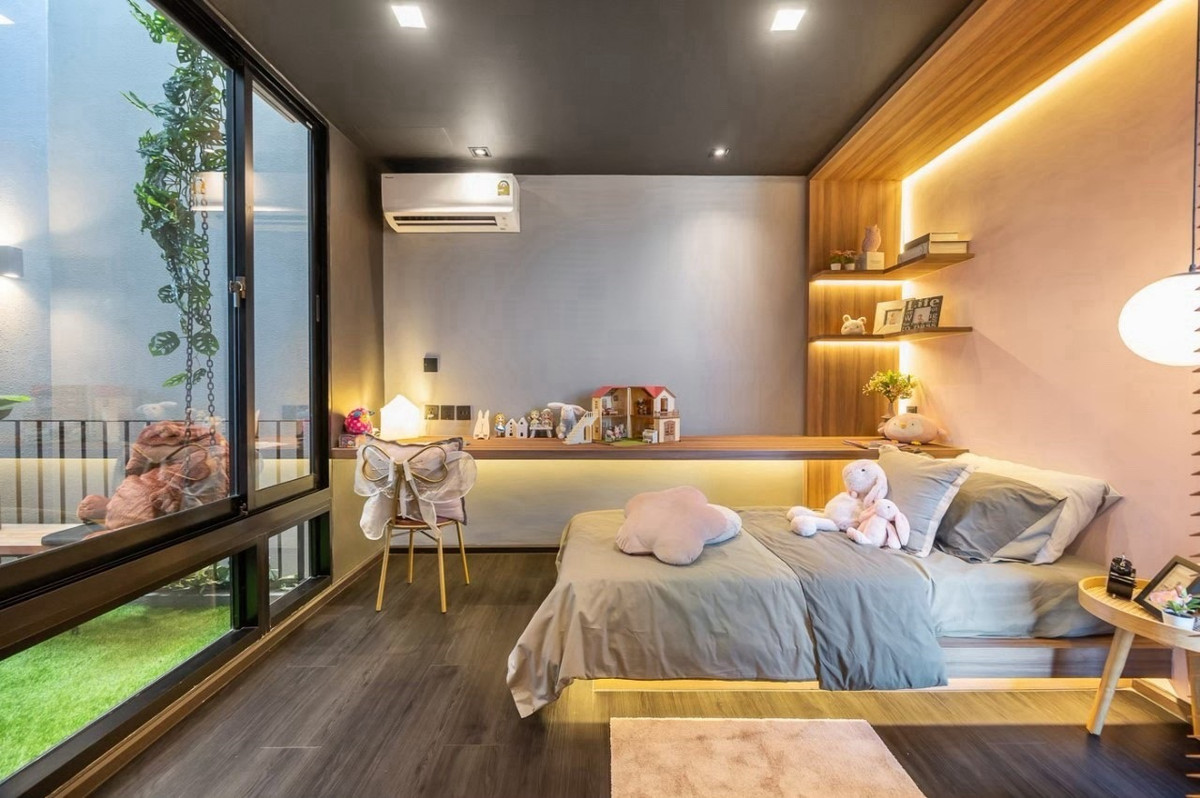 For SaleTownhomeRatchadapisek, Huaikwang, Suttisan : Townhome for sale in Ratchada 20 near MRT Ratchadaphisek and Sutthisan, prime location with easy access to Asoke, Rama 9 and Lat Phrao, surrounded by lifestyle amenities, ideal for living or investment