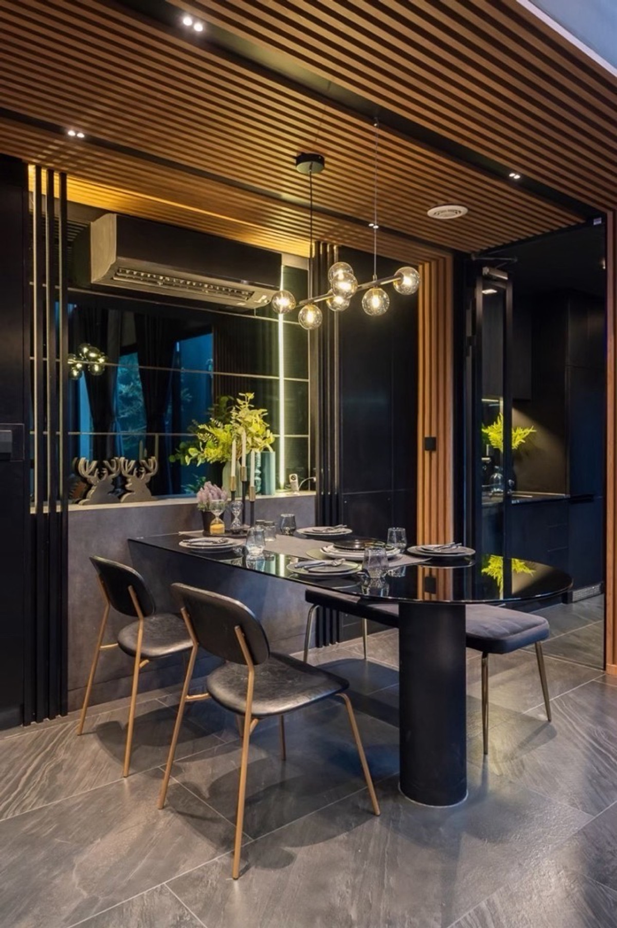 For SaleTownhomeRatchadapisek, Huaikwang, Suttisan : Townhome for sale in Ratchada 20 near MRT Ratchadaphisek and Sutthisan, prime location with easy access to Asoke, Rama 9 and Lat Phrao, surrounded by lifestyle amenities, ideal for living or investment