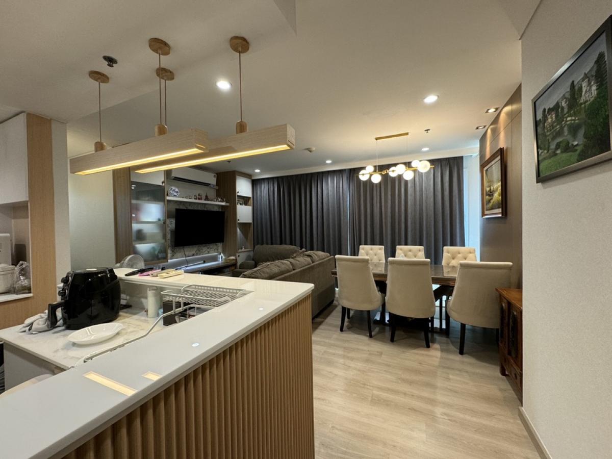 ขายคอนโดวงเวียนใหญ่ เจริญนคร : 📢👇Corner unit at Villa Sathorn, stunning view at 2 balconies :one side overlooks the curve of the river, Wat Arun, and Rama VIII Bridge, while the other side provides views of Iconsiam, Four Seasons, Asiatique, and the suspension bridge.