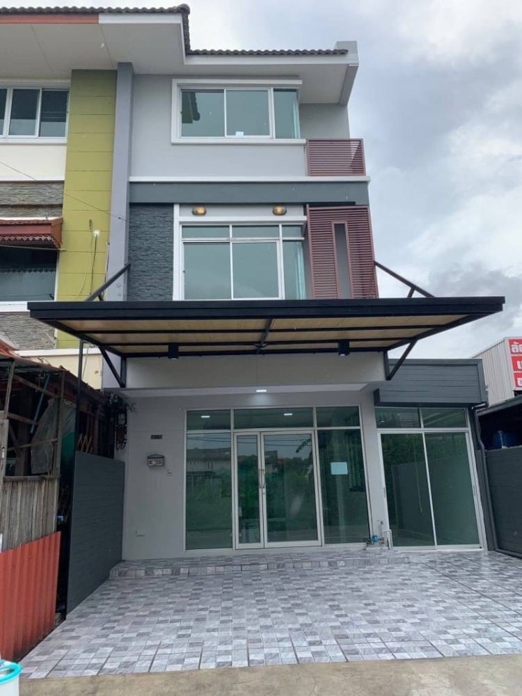 For SaleTownhomeNawamin, Ramindra : Very cheap for sale, 3-storey townhouse, 26 sq m, Soi Ram Intra 39, house has 3 bedrooms, 3 bathrooms.