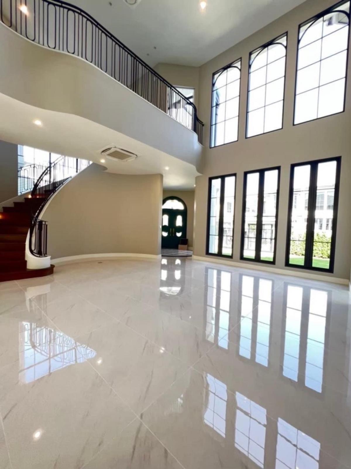 ให้เช่าบ้านพัฒนาการ ศรีนครินทร์ : 📢👇 Luxury New Home with Spacious Area at Narasiri Krungthep KreethaConvenient access to multiple routes, close to shopping malls and several international schools.❌ No pets allowed for rental.