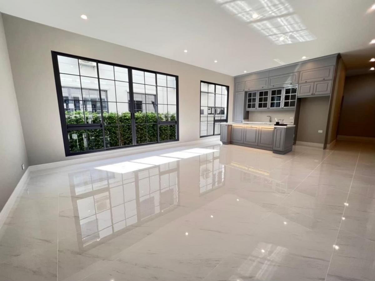 ให้เช่าบ้านพัฒนาการ ศรีนครินทร์ : 📢👇 Luxury New Home with Spacious Area at Narasiri Krungthep KreethaConvenient access to multiple routes, close to shopping malls and several international schools.❌ No pets allowed for rental.