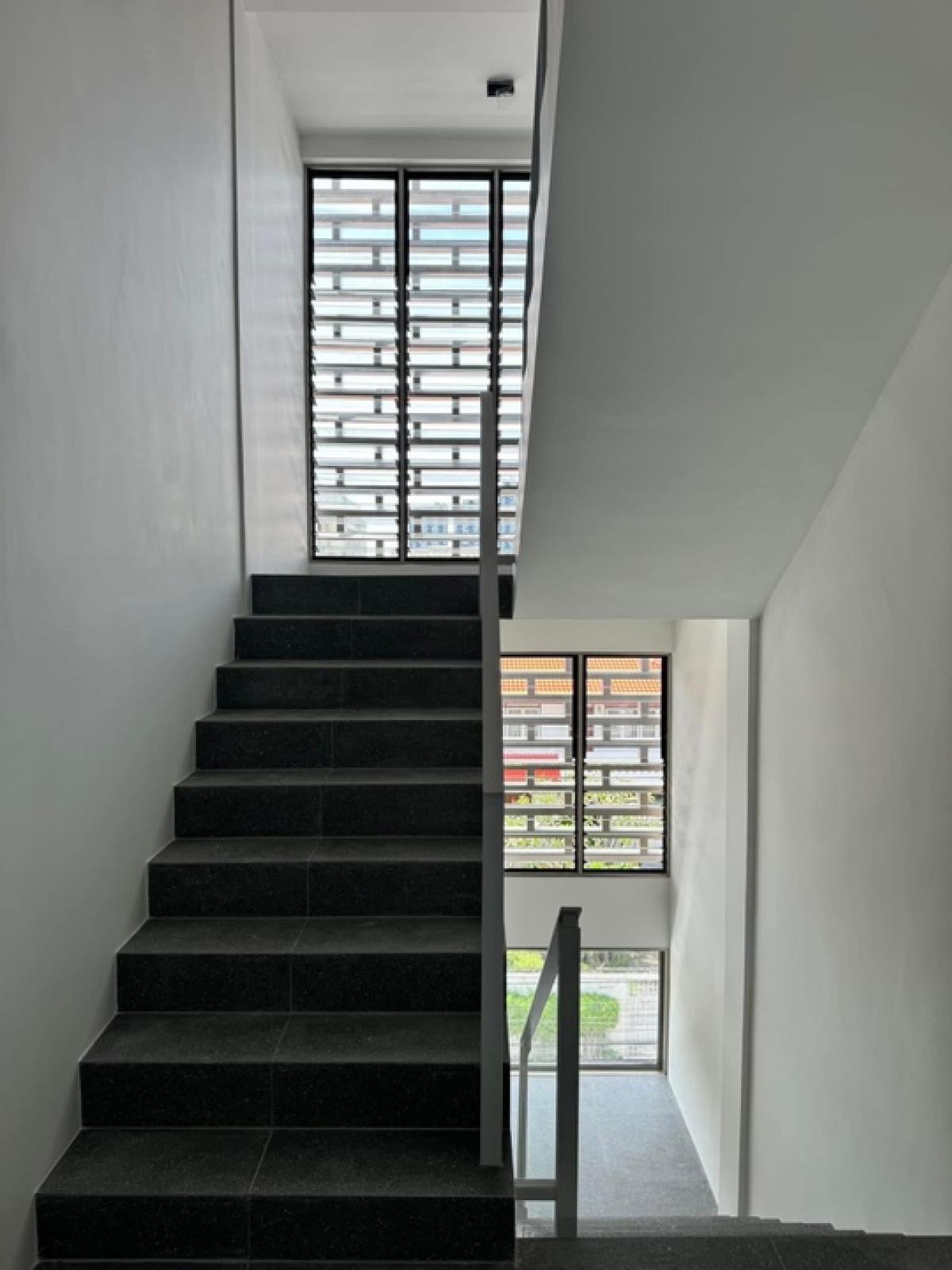 ขายโฮมออฟฟิศอ่อนนุช อุดมสุข : ขาย Home office + โกดัง สุขุมวิท 103 ขนาด 1000 Sq.m  จอดรถได้ 10 คัน เพียง 59 MB (Rent 260,000) ติดต่อ 086-795-9997( จิมมี่)