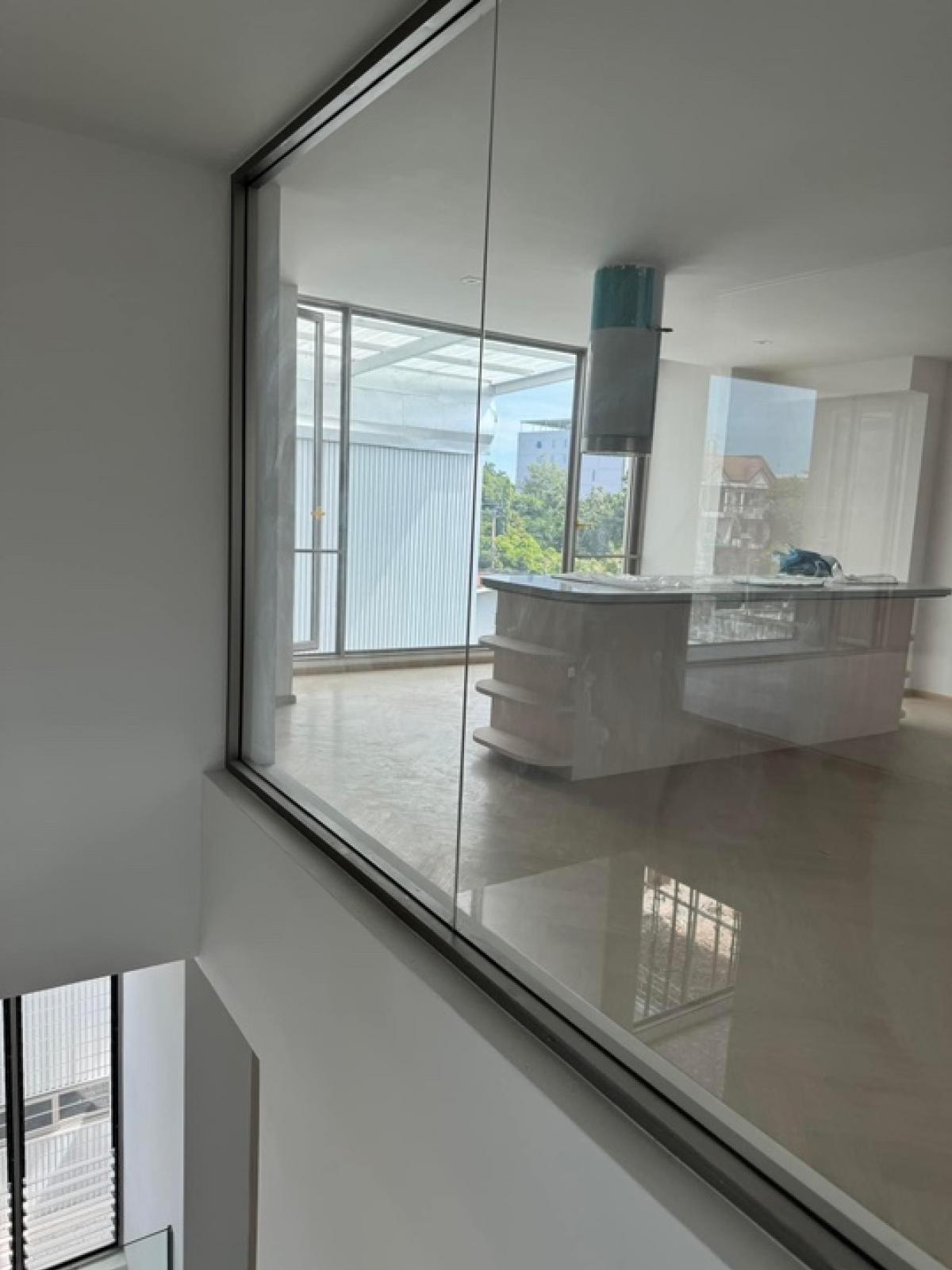 ขายโฮมออฟฟิศอ่อนนุช อุดมสุข : ขาย Home office + โกดัง สุขุมวิท 103 ขนาด 1000 Sq.m  จอดรถได้ 10 คัน เพียง 59 MB (Rent 260,000) ติดต่อ 086-795-9997( จิมมี่)