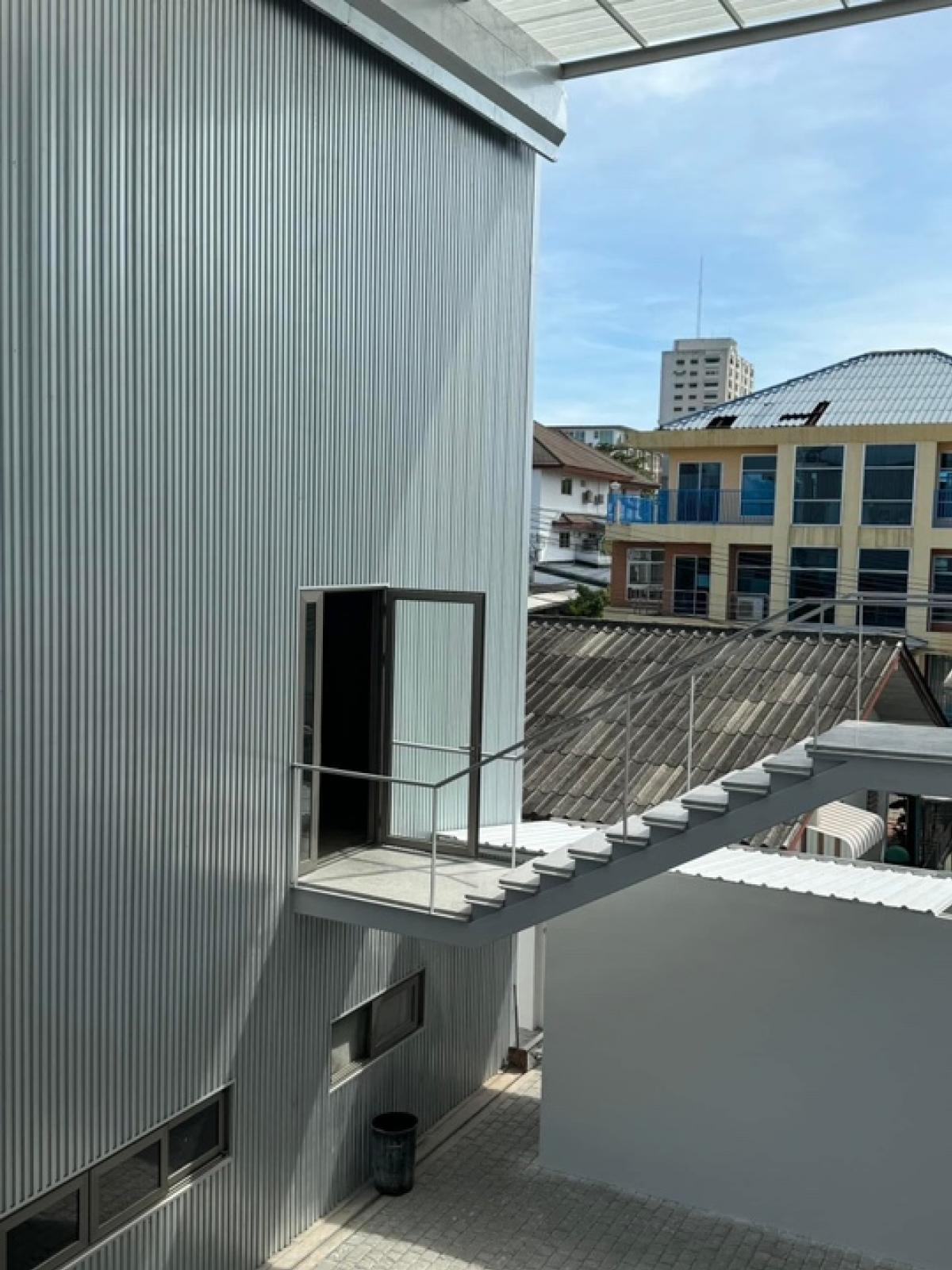 ขายโฮมออฟฟิศอ่อนนุช อุดมสุข : ขาย Home office + โกดัง สุขุมวิท 103 ขนาด 1000 Sq.m  จอดรถได้ 10 คัน เพียง 59 MB (Rent 260,000) ติดต่อ 086-795-9997( จิมมี่)