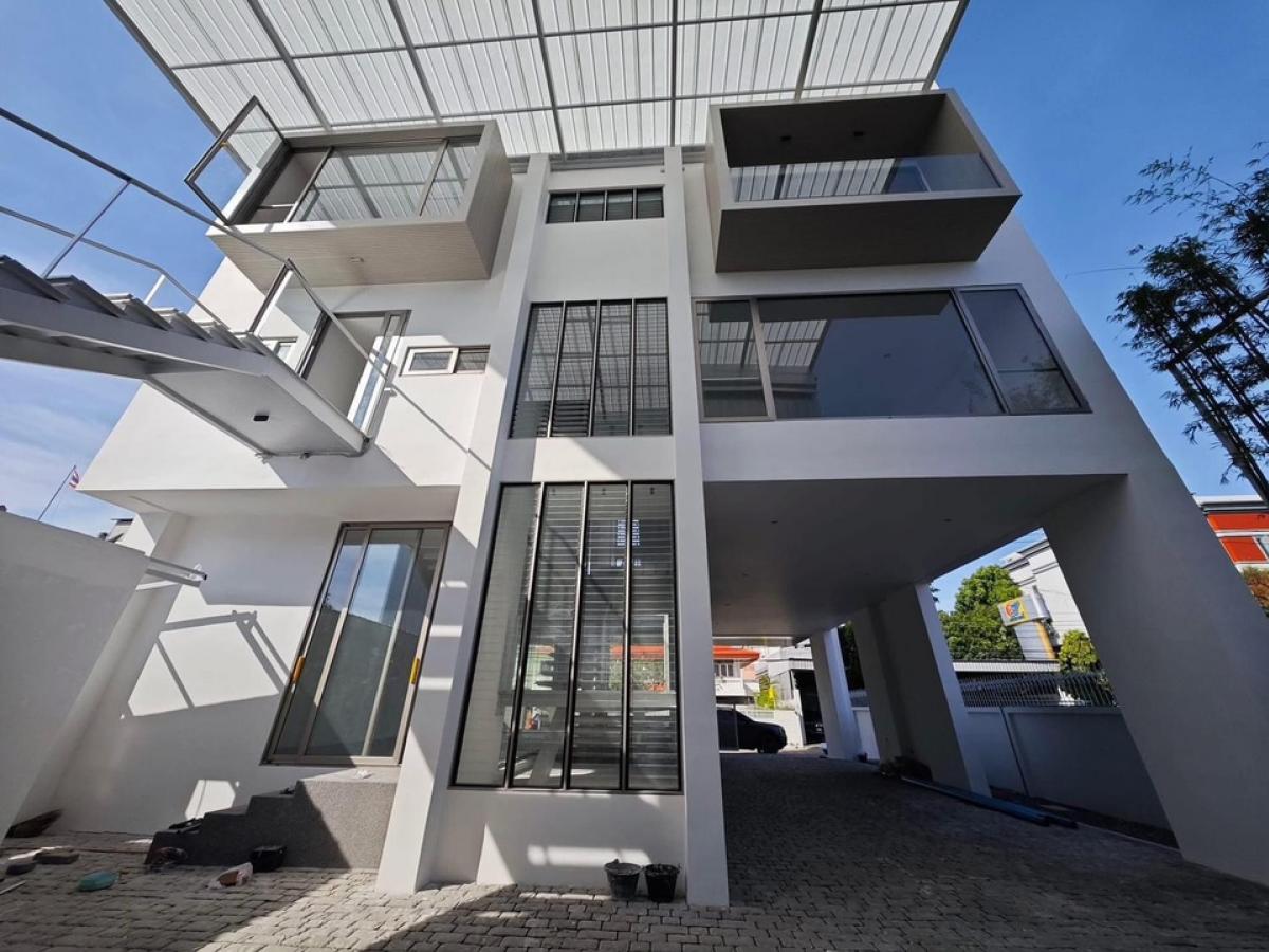 ขายโฮมออฟฟิศอ่อนนุช อุดมสุข : ขาย Home office + โกดัง สุขุมวิท 103 ขนาด 1000 Sq.m  จอดรถได้ 10 คัน เพียง 59 MB (Rent 260,000) ติดต่อ 086-795-9997( จิมมี่)