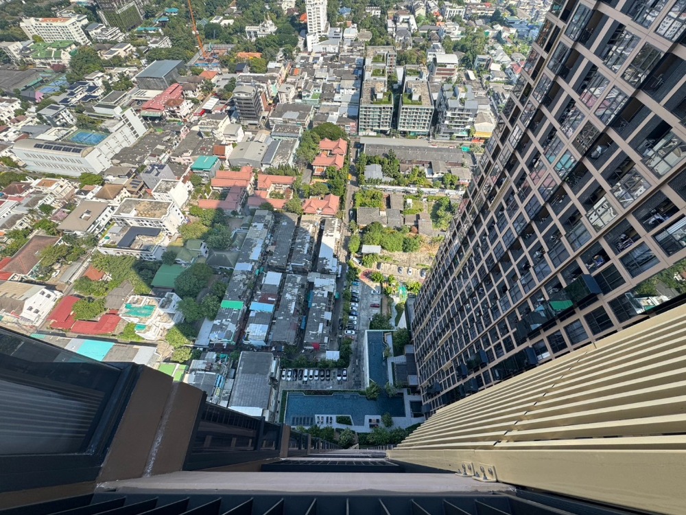 For RentCondoSukhumvit, Asoke, Thonglor : 🏢 Oka Haus 🛏️Beautiful room ✨Many rooms 🌐 Good location📍High floor 🌤️Beautiful view 🛋️Fully furnished 📺Fully equipped appliances (special price)