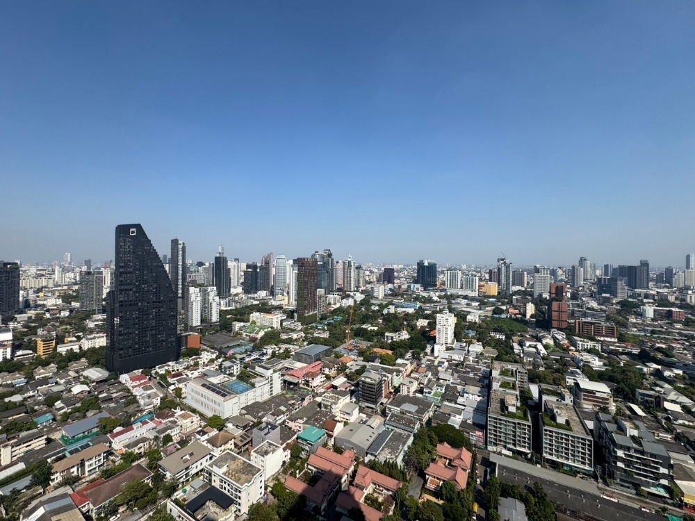 For RentCondoSukhumvit, Asoke, Thonglor : 🏢 Oka Haus 🛏️Beautiful room ✨Many rooms 🌐 Good location📍High floor 🌤️Beautiful view 🛋️Fully furnished 📺Fully equipped appliances (special price)
