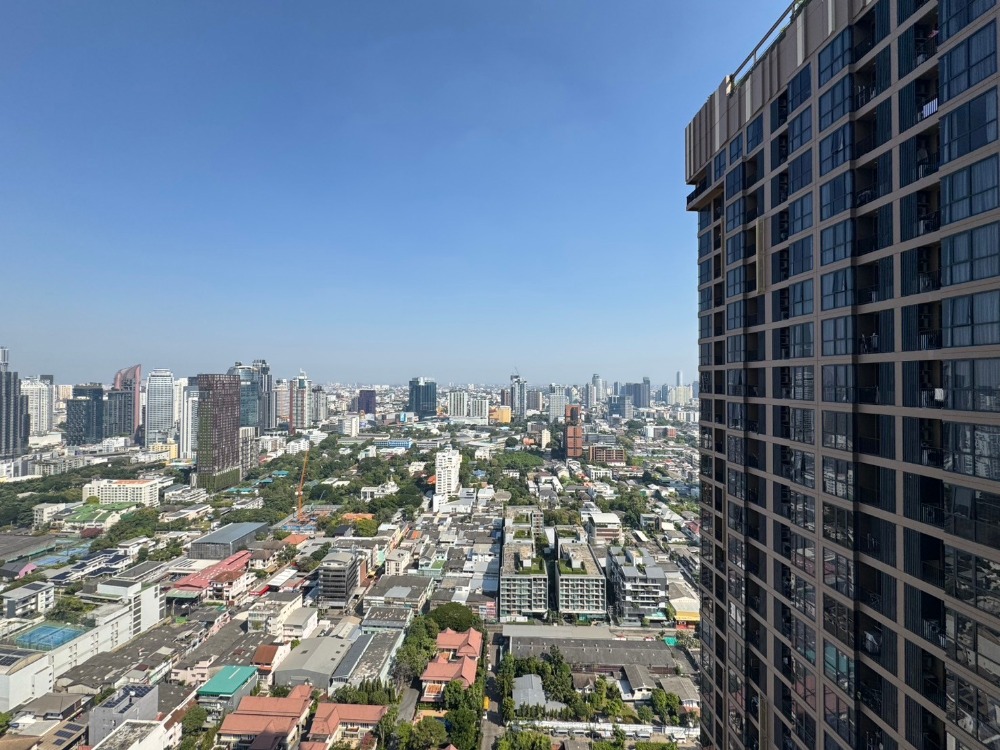 For RentCondoSukhumvit, Asoke, Thonglor : 🏢 Oka Haus 🛏️Beautiful room ✨Many rooms 🌐 Good location📍High floor 🌤️Beautiful view 🛋️Fully furnished 📺Fully equipped appliances (special price)