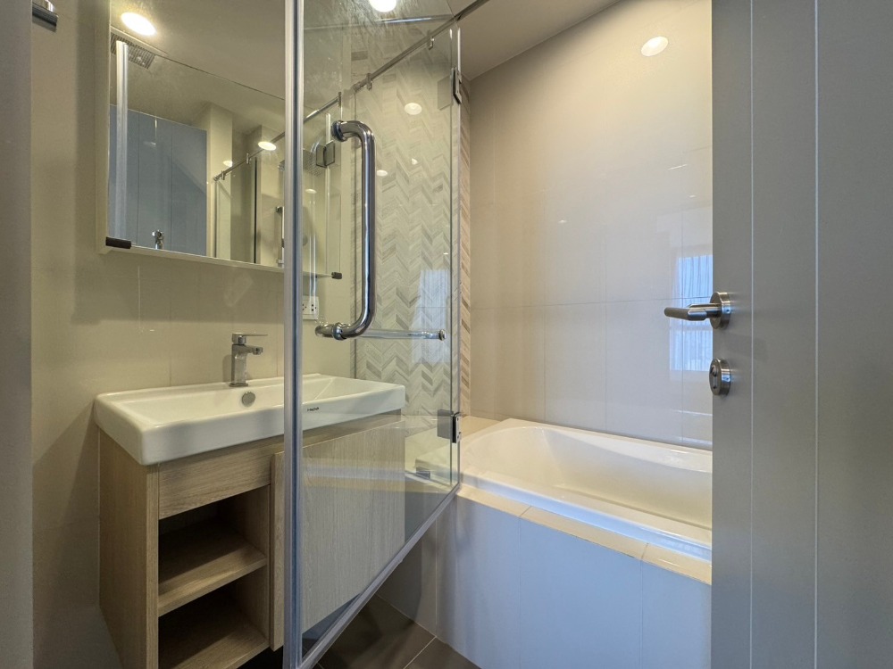 For RentCondoSukhumvit, Asoke, Thonglor : 🏢 Oka Haus 🛏️Beautiful room ✨Many rooms 🌐 Good location📍High floor 🌤️Beautiful view 🛋️Fully furnished 📺Fully equipped appliances (special price)