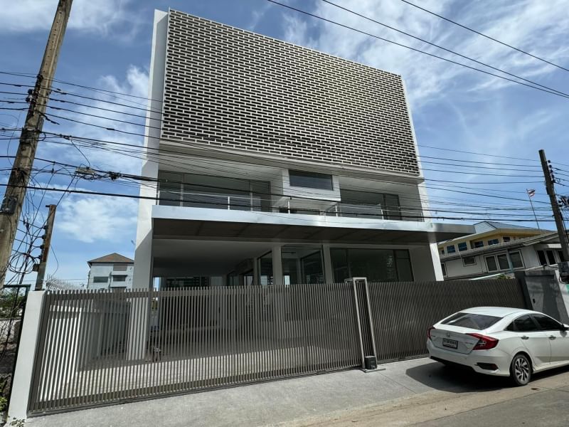 For RentHome OfficeSukhumvit, Asoke, Thonglor : Home Office + Storage for rent, Sukhumvit 103, usable area 1,000 sq m. with parking for 10 cars.