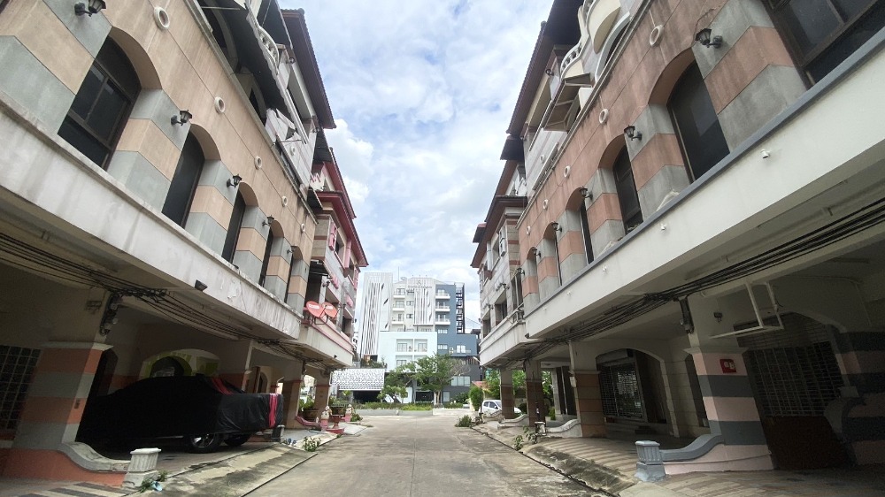 For RentShop HousePinklao, Charansanitwong : Building for rent, 4-storey, 350 sq.m., non-renovated, Shewin Place, Sirindhorn Road Soi 7., Pinklao, Charansanitwong Road