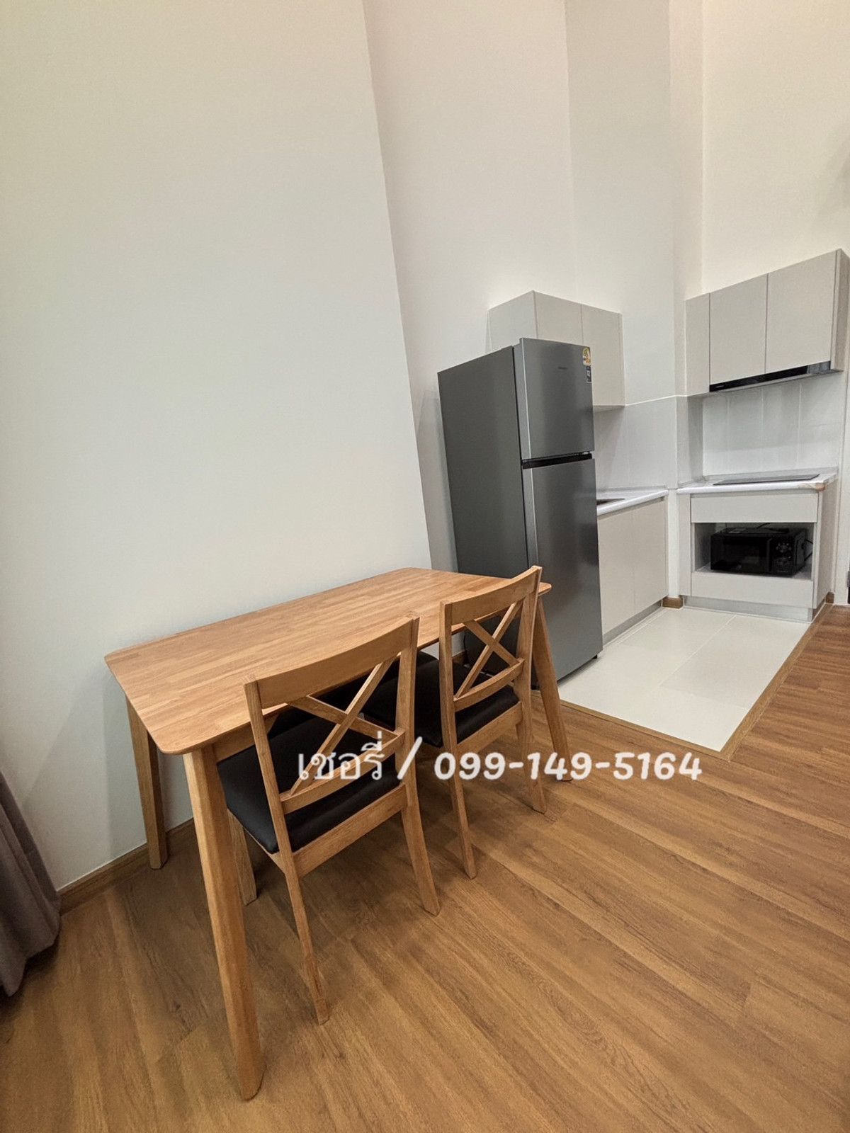 เช่าคอนโด The President Sukhumvit-Samutprakarn 2 ชั้น Duplex เพดานสูง 4.8 เมตร โปร่งโล่ง ห้องมุม ใหม่ เพิ่งซื้อ พร้อมเฟอร์นิเจอร์ เครื่องใช้ไฟฟ้าครบๆอย่างดี ลมดีมาก ติดห้างโรบินสัน  คอนโดติดรถไฟฟ้า ติดตลาดแบล็คมาร์เก็ต ติดBTSแพรกษา / โทร 099-149-5164 Loading...