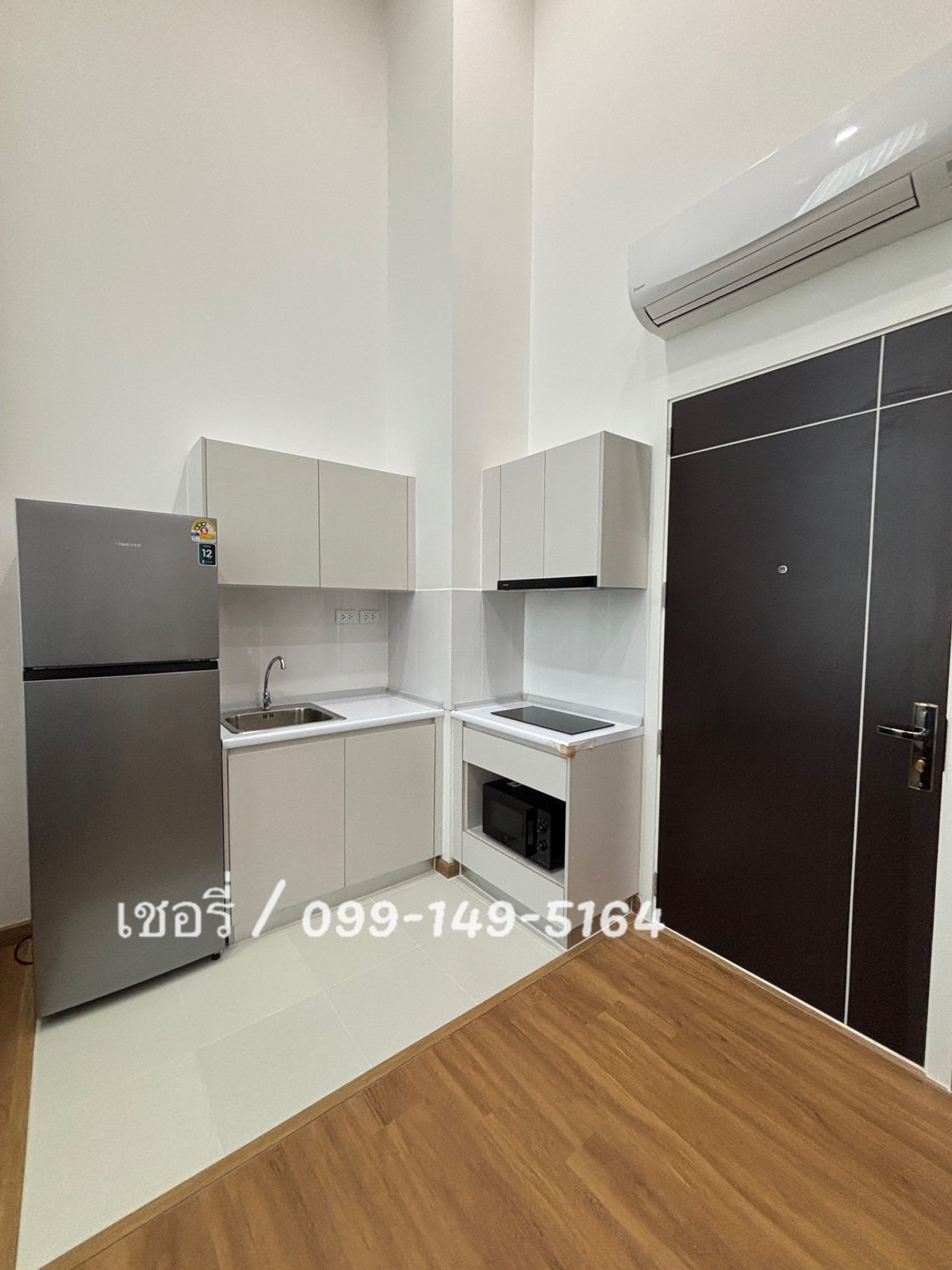 เช่าคอนโด The President Sukhumvit-Samutprakarn 2 ชั้น Duplex เพดานสูง 4.8 เมตร โปร่งโล่ง ห้องมุม ใหม่ เพิ่งซื้อ พร้อมเฟอร์นิเจอร์ เครื่องใช้ไฟฟ้าครบๆอย่างดี ลมดีมาก ติดห้างโรบินสัน  คอนโดติดรถไฟฟ้า ติดตลาดแบล็คมาร์เก็ต ติดBTSแพรกษา / โทร 099-149-5164 Loading...