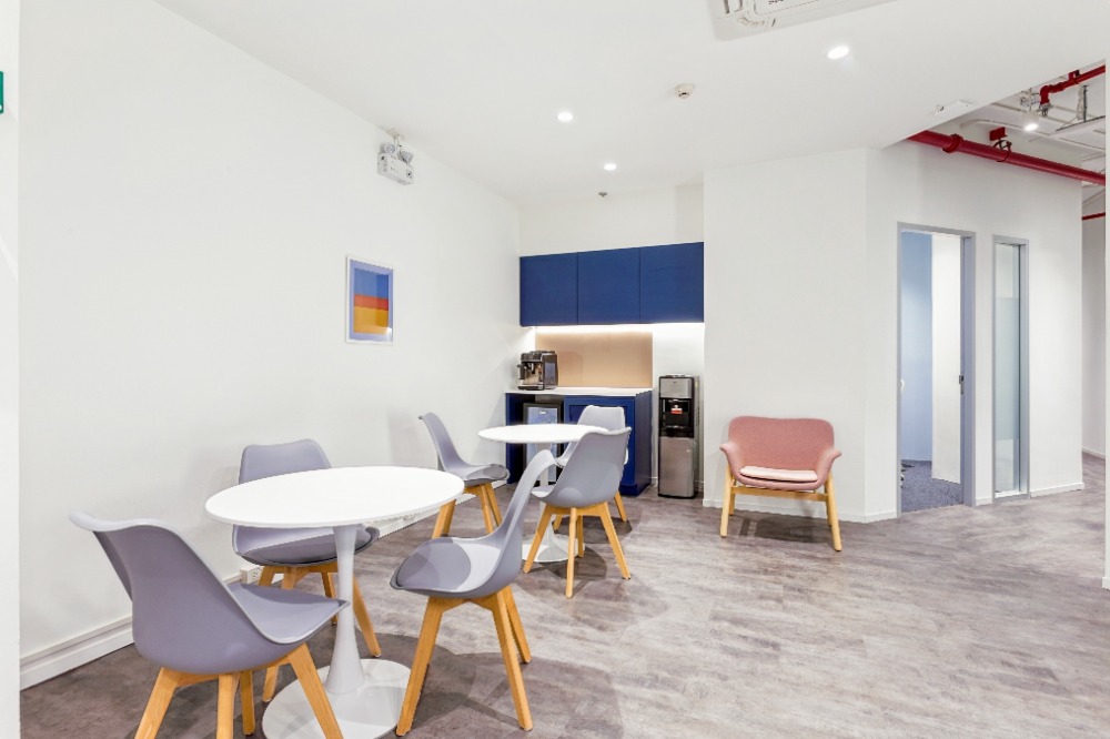 ให้เช่าพระราม 3 สาธุประดิษฐ์ : Professional office space in HQ SV City Tower on fully flexible terms