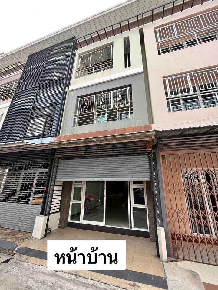 For RentShop HouseRama3 (Riverside),Satupadit : Urgently for rent, 3-storey commercial building, 2 bedrooms, 3 bathrooms, 1 parking space, near Terminal 21 Rama 3, suitable for an office or residence.