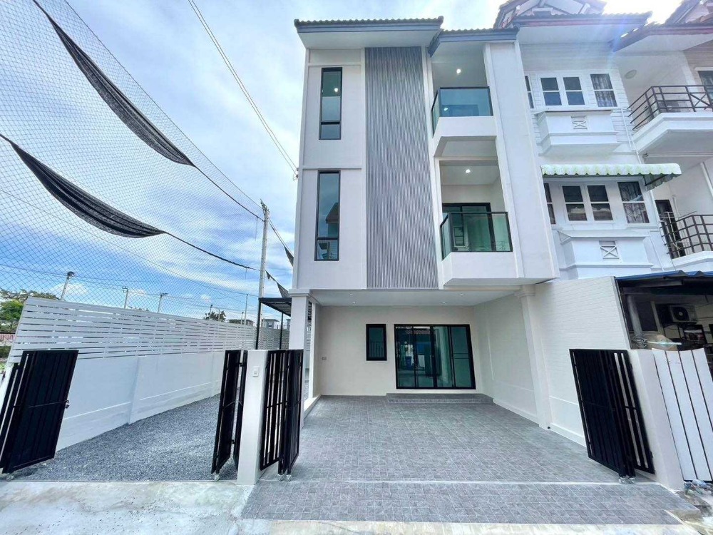 ขายทาวน์โฮมอ่อนนุช อุดมสุข : LTH11299-Townhome FOR SALE at Punnawithi Size 30.7 sqw. 122.8 sqm. 4 beds 4 baths Near BTS Punnawithi ONLY 6.49 MB