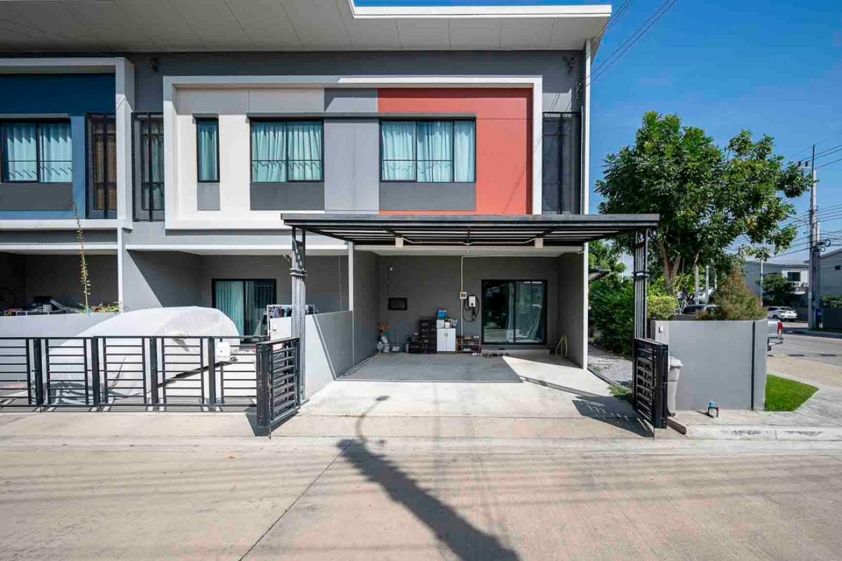 For SaleTownhomeRathburana, Suksawat : For Sale: Townhome at Siri Place Pracha Uthit 90 by Sansiri Corner Unit | Adjacent to the Park | Fully Furnished | Move-In Ready | South-Facing