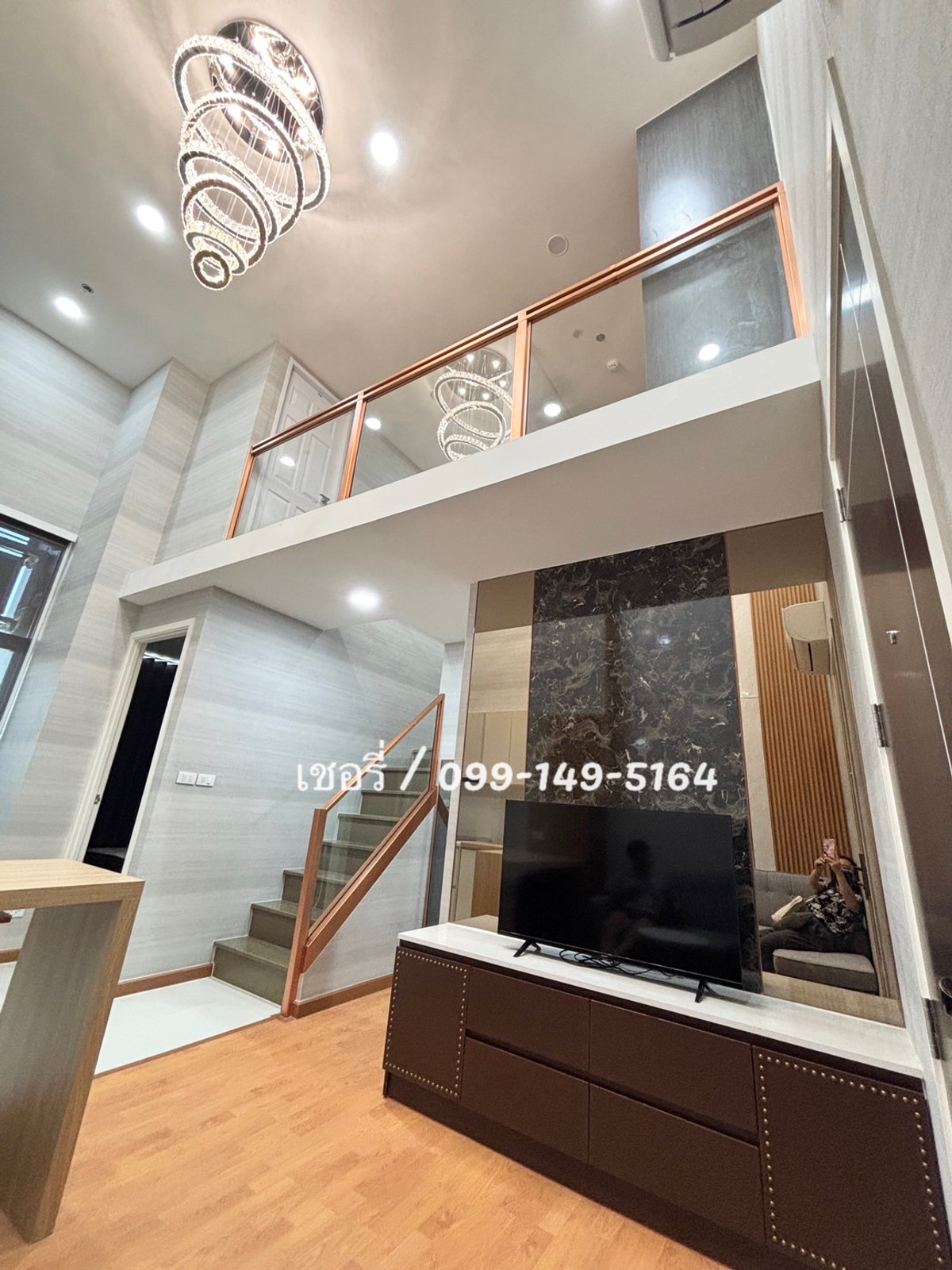 ให้เช่าคอนโดสมุทรปราการ สำโรง : เช่าคอนโด The President Sukhumvit-Samutprakarn 2 ชั้น Duplex เพดานสูง 4.8 เมตร โปร่งโล่ง บิ้วอินสวย โคมไฟระย้า แต่งหรู ห้องมุมใหญ่ พร้อมเฟอร์นิเจอร์ เครื่องใช้ไฟฟ้าครบๆอย่างดี ลมดีมาก ติดห้างโรบินสัน คอนโดติดรถไฟฟ้า ติดตลาดแบล็คมาร์เก็ต / โทร 099-149-5164