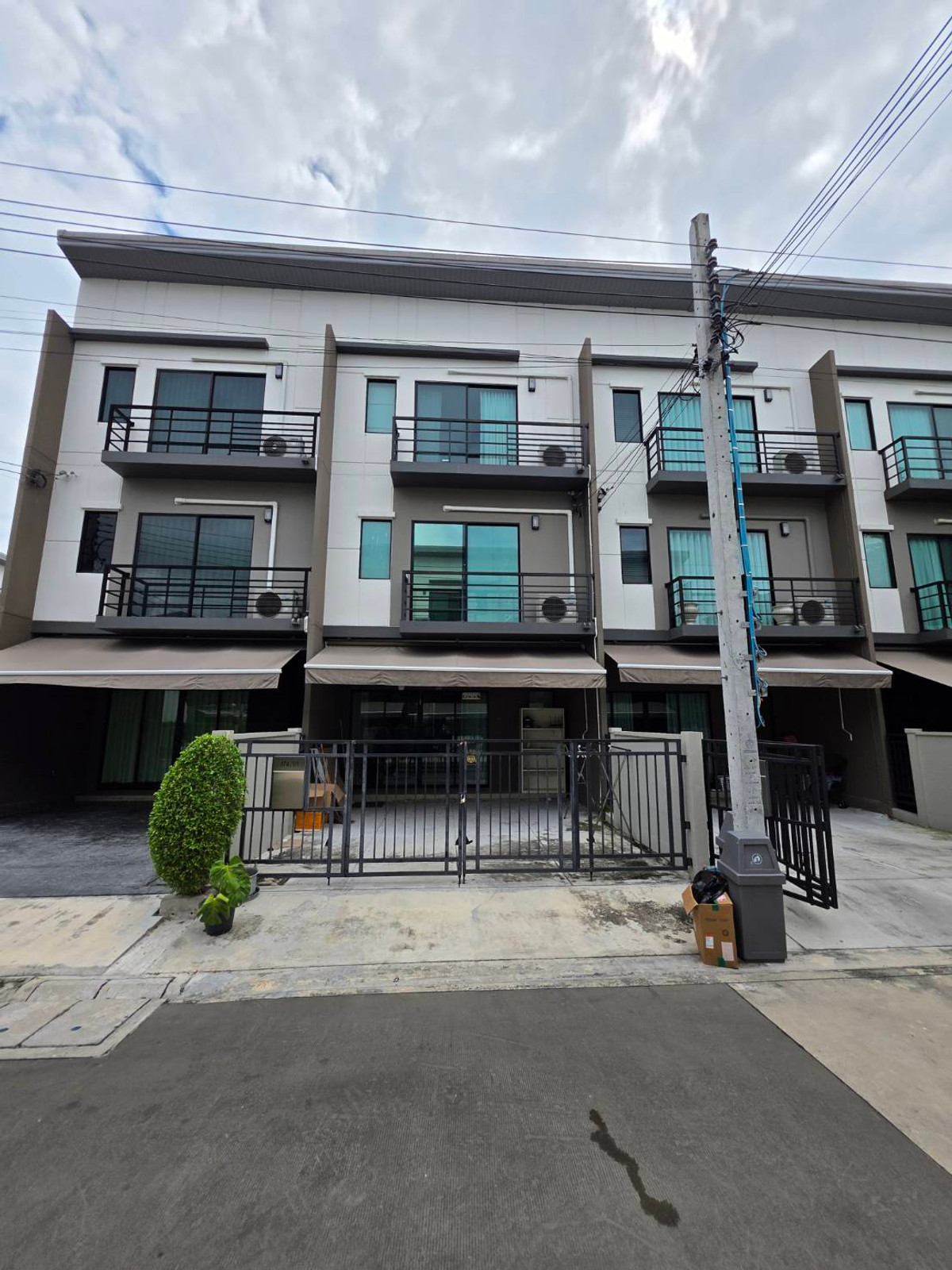 ให้เช่าทาวน์โฮมอ่อนนุช อุดมสุข : ว่างพร้อมอยู่ ทาวน์โฮม 3 ชั้น 3นอน 3น้ำ (ใกล้ BTS สีเหลือง สถานีศรีนุช)