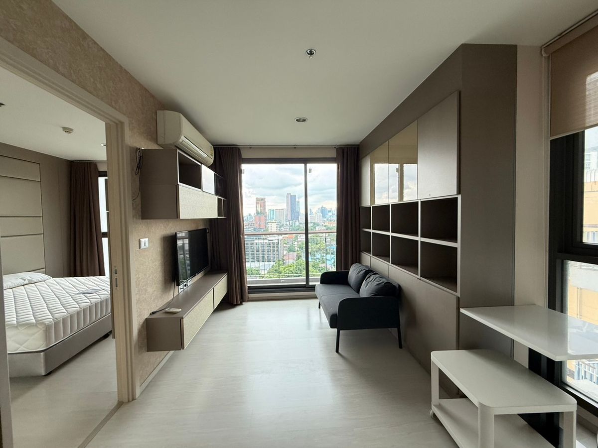 For RentCondoSukhumvit, Asoke, Thonglor : Condo for rent: RHYTHM Sukhumvit 42, near BTS Ekkamai, only 170 meters.