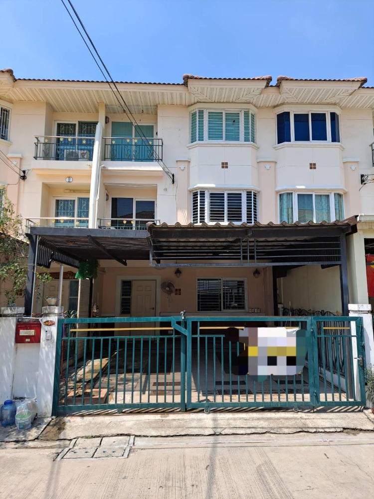 For RentTownhomeSamut Prakan,Samrong : Conveniently located near the Yellow Line MRT, Sri Dan Station.