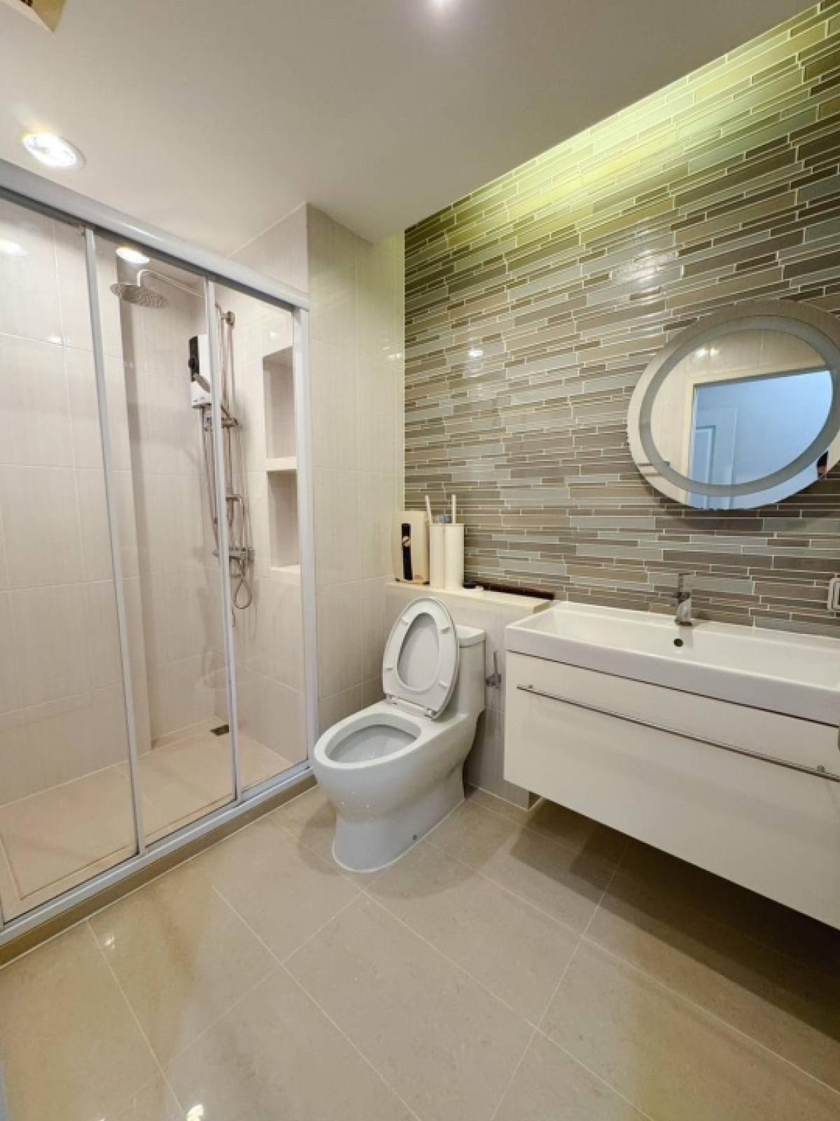 For SaleCondoLadprao, Central Ladprao : 📢👇Sell with tenant til Feb 26
Short walk to BTS, MRT, shopping mall, good price nice place , one of the biggest unit in this project