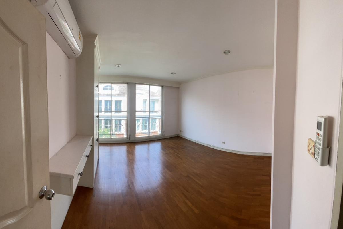 For SaleTownhomeSukhumvit, Asoke, Thonglor : 📢👇Available March 26
Good for living or investing 3 story big size of townhome in the middle of Thonglor, safety, shady, easily to traveling in many routes, unfurnished❌pet not allowed when rent