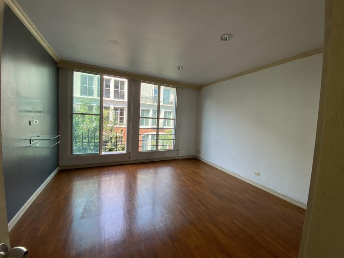 For SaleTownhomeSukhumvit, Asoke, Thonglor : 📢👇Available March 26
Good for living or investing 3 story big size of townhome in the middle of Thonglor, safety, shady, easily to traveling in many routes, unfurnished❌pet not allowed when rent