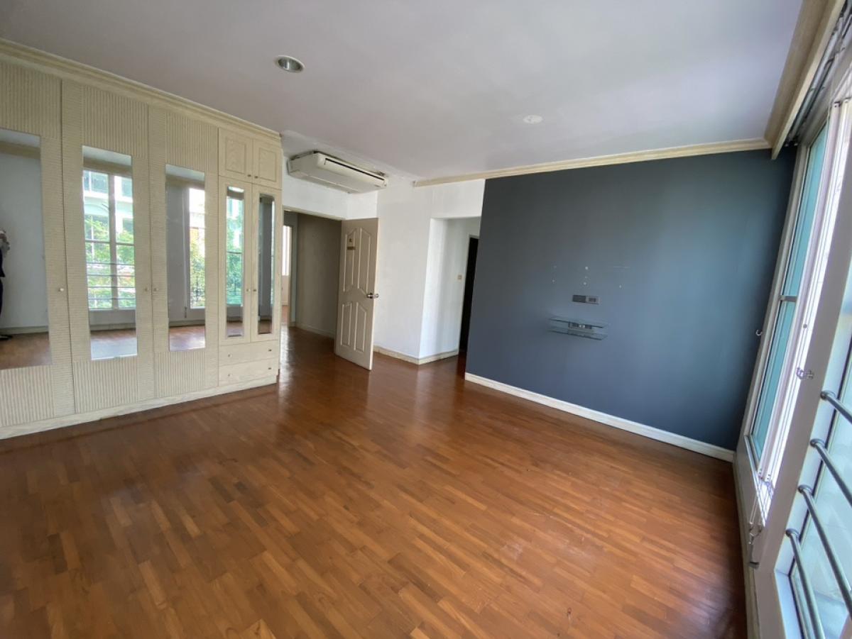 For SaleTownhomeSukhumvit, Asoke, Thonglor : 📢👇Available March 26
Good for living or investing 3 story big size of townhome in the middle of Thonglor, safety, shady, easily to traveling in many routes, unfurnished❌pet not allowed when rent
