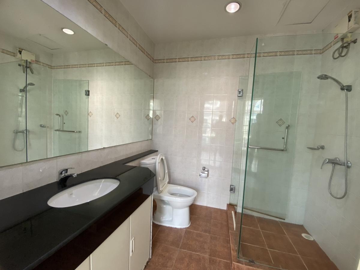 For SaleTownhomeSukhumvit, Asoke, Thonglor : 📢👇Available March 26
Good for living or investing 3 story big size of townhome in the middle of Thonglor, safety, shady, easily to traveling in many routes, unfurnished❌pet not allowed when rent