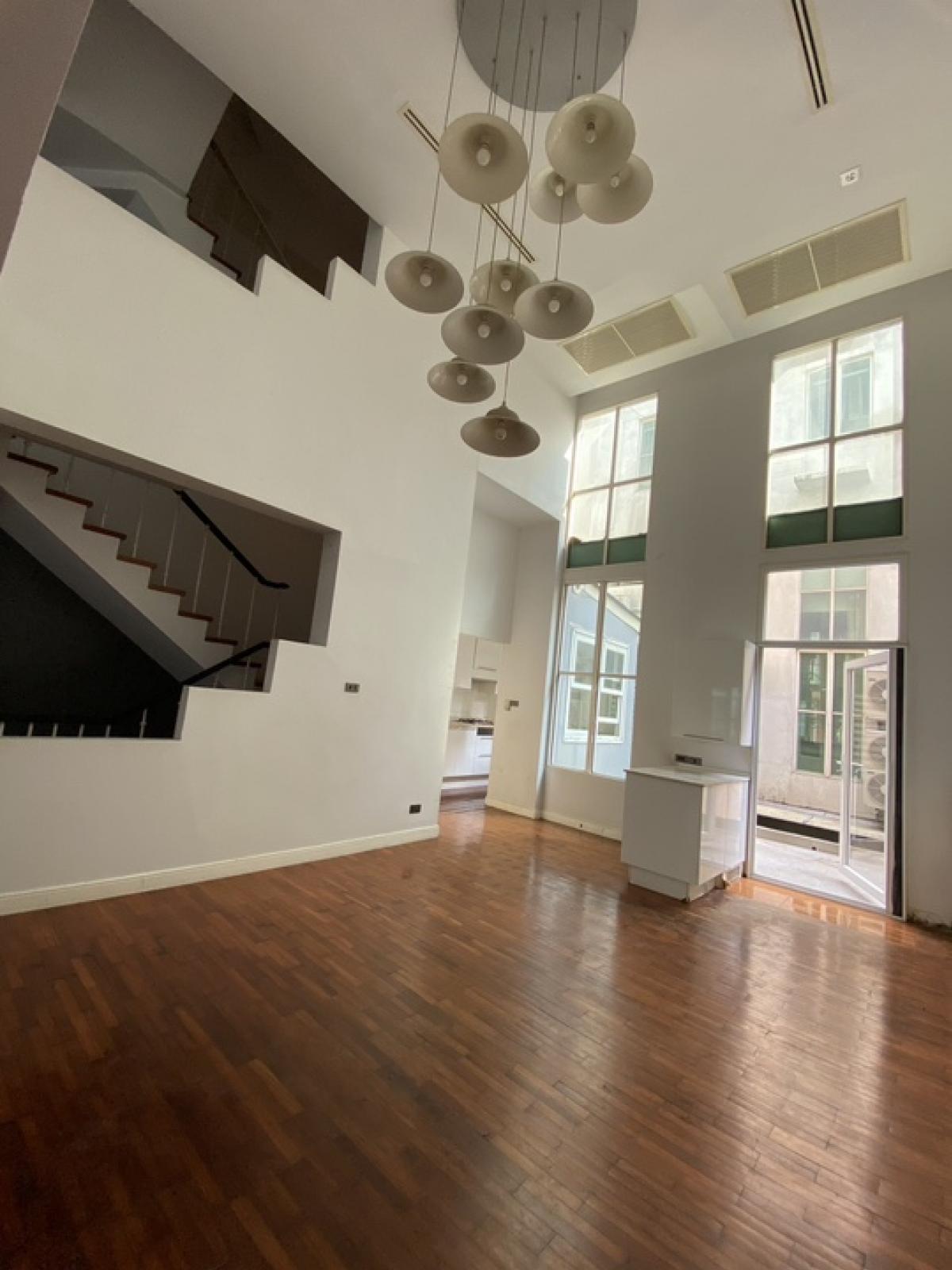 For RentTownhomeSukhumvit, Asoke, Thonglor : 📢👇Available March 26
Good for living or investing 3 story big size of townhome in the middle of Thonglor, safety, shady, easily to traveling in many routes, unfurnished❌pet not allowed when rent