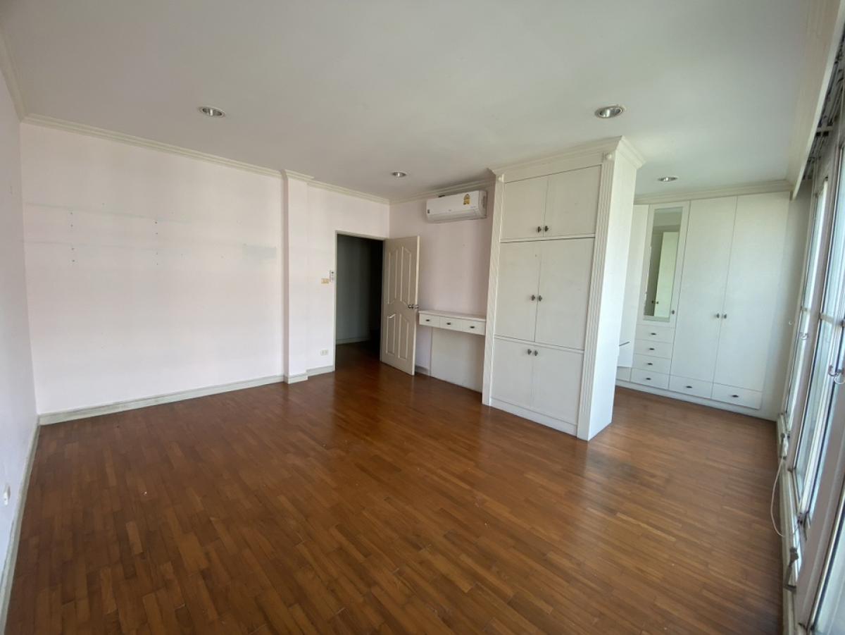 For RentTownhomeSukhumvit, Asoke, Thonglor : 📢👇Available March 26
Good for living or investing 3 story big size of townhome in the middle of Thonglor, safety, shady, easily to traveling in many routes, unfurnished❌pet not allowed when rent