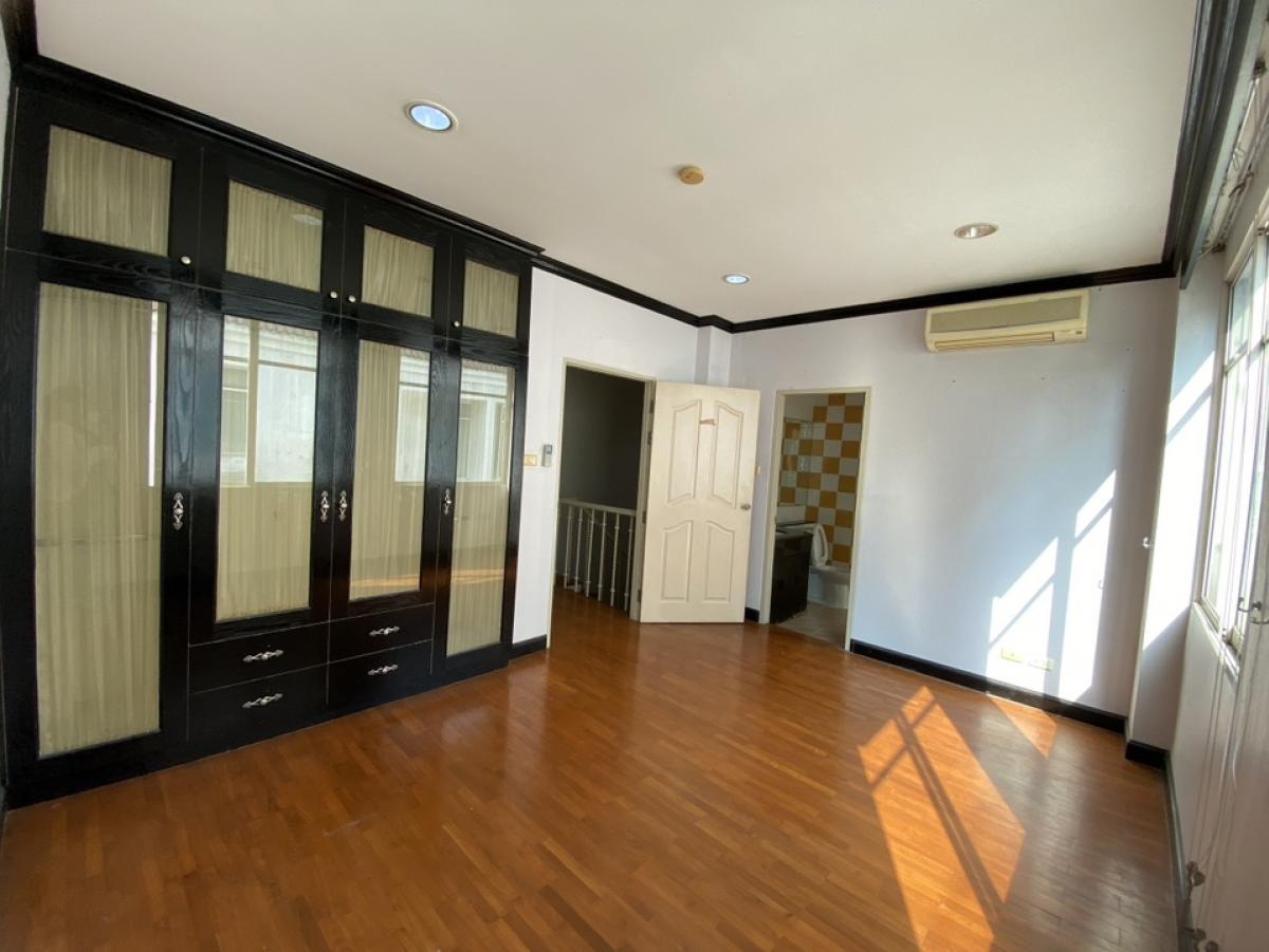 For RentTownhomeSukhumvit, Asoke, Thonglor : 📢👇Available March 26
Good for living or investing 3 story big size of townhome in the middle of Thonglor, safety, shady, easily to traveling in many routes, unfurnished❌pet not allowed when rent