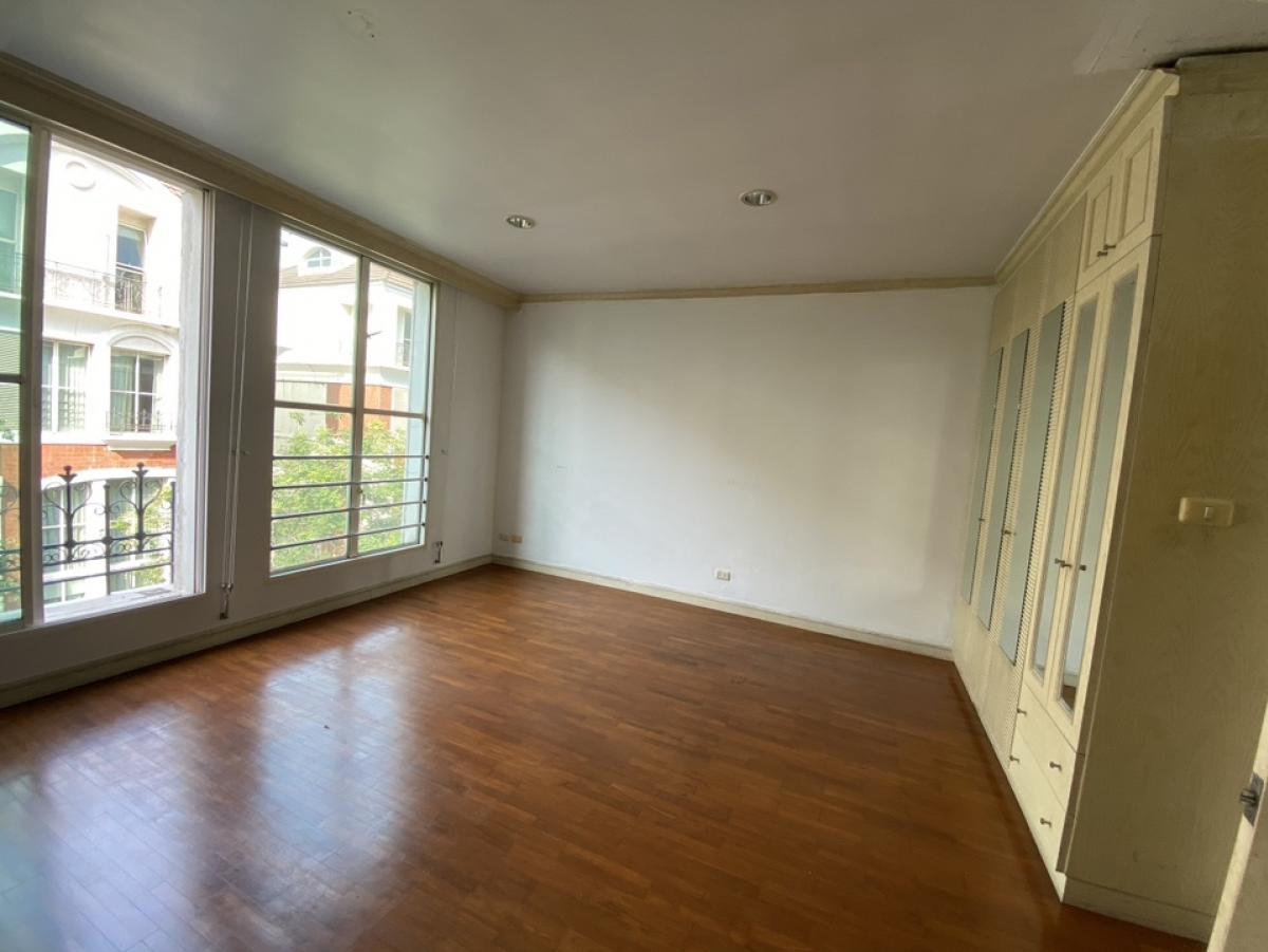 For RentTownhomeSukhumvit, Asoke, Thonglor : 📢👇Available March 26
Good for living or investing 3 story big size of townhome in the middle of Thonglor, safety, shady, easily to traveling in many routes, unfurnished❌pet not allowed when rent