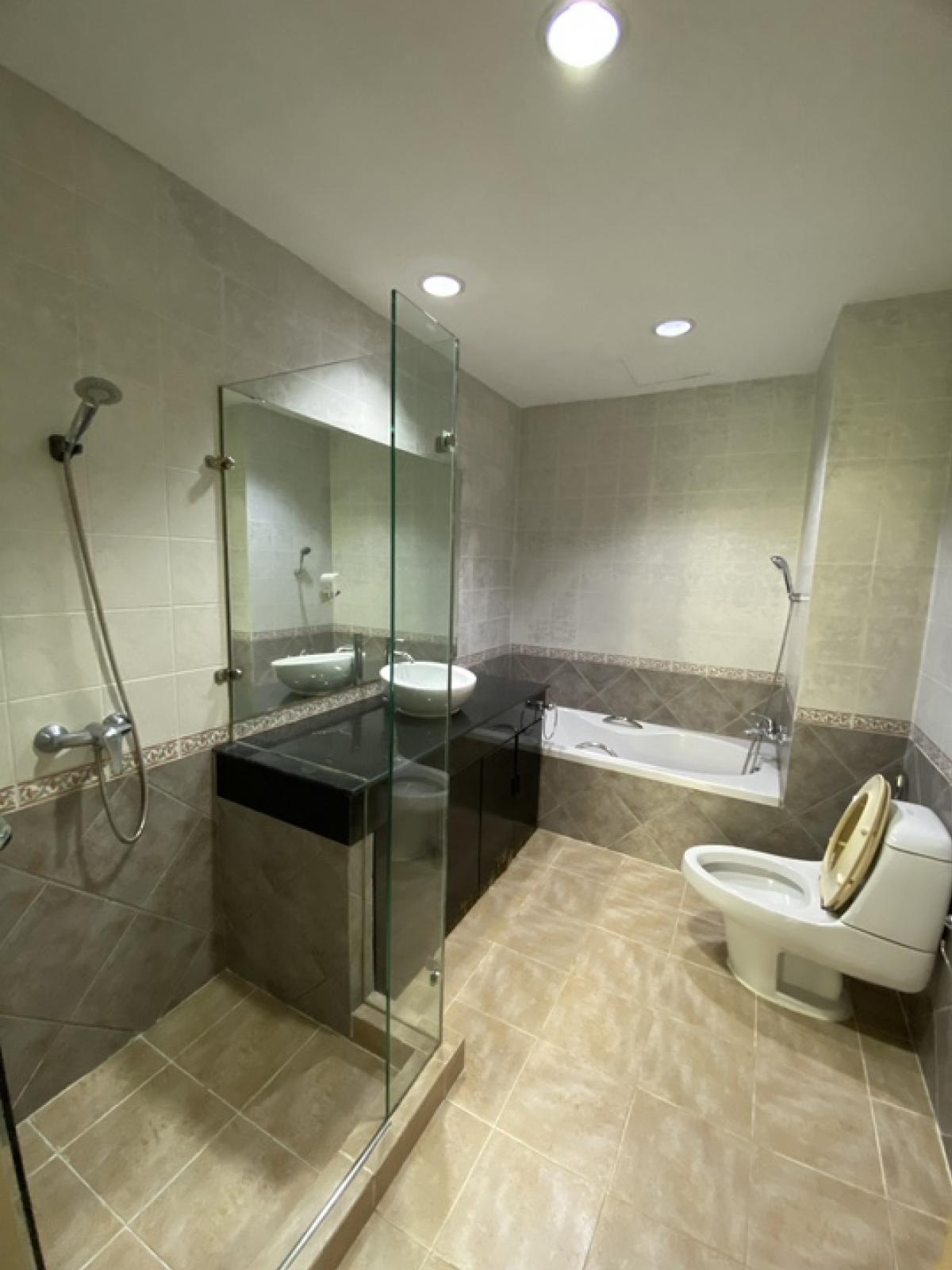 For RentTownhomeSukhumvit, Asoke, Thonglor : 📢👇Available March 26
Good for living or investing 3 story big size of townhome in the middle of Thonglor, safety, shady, easily to traveling in many routes, unfurnished❌pet not allowed when rent