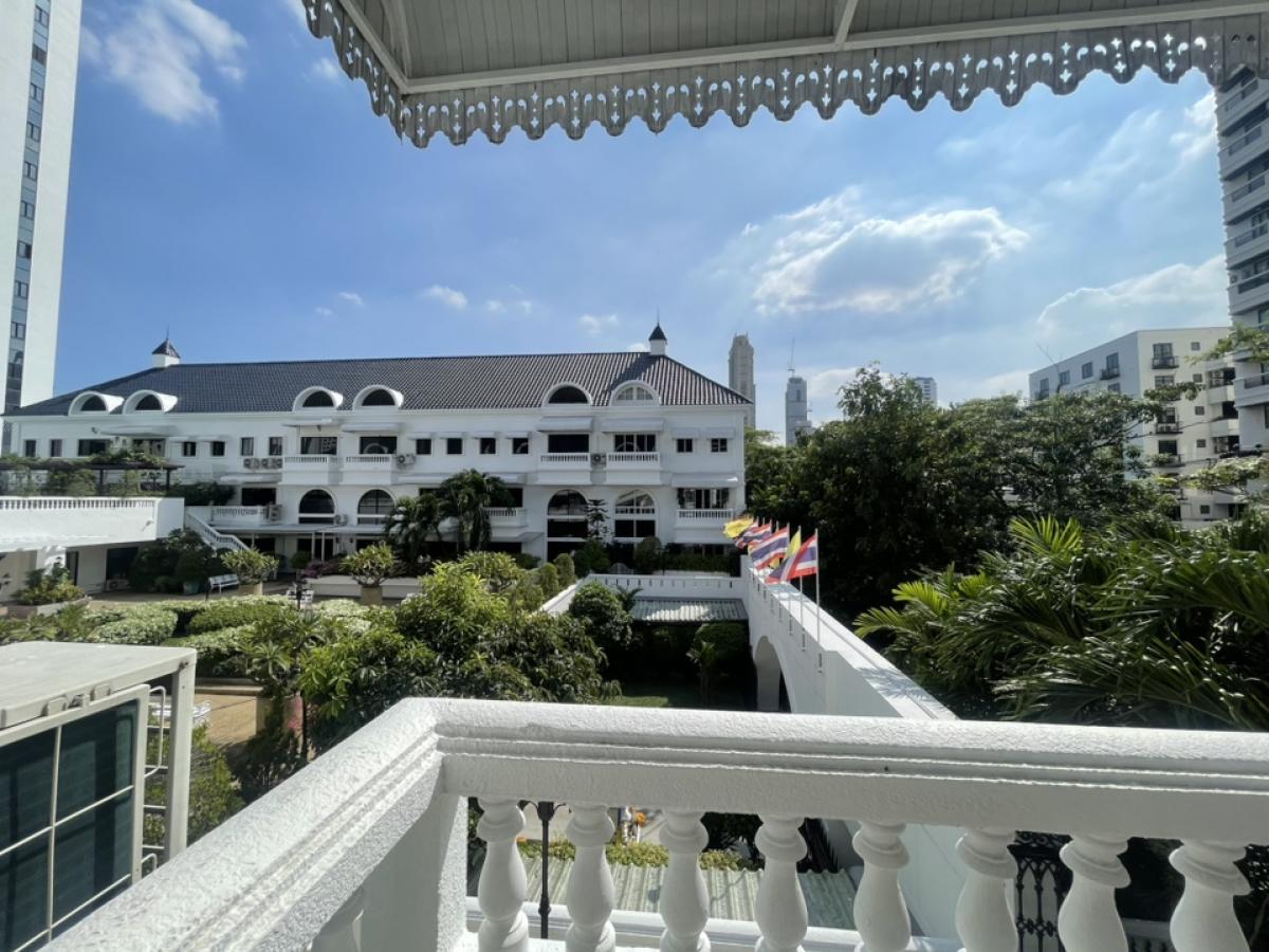 ขายคอนโดสุขุมวิท อโศก ทองหล่อ : ขาย Townhome ในคอนโด เกียรติธานี สุขุมวิท หลังมุม 265 ตารางเมตร 3ชั้น 4ห้องนอน สอบถาม 089-8578865