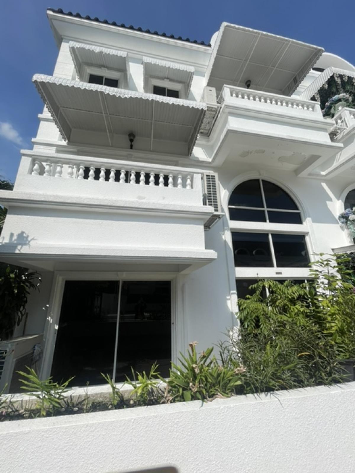 ขายคอนโดสุขุมวิท อโศก ทองหล่อ : ขาย Townhome ในคอนโด เกียรติธานี สุขุมวิท หลังมุม 265 ตารางเมตร 3ชั้น 4ห้องนอน สอบถาม 089-8578865