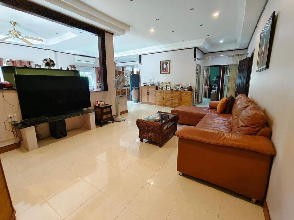 ขายบ้านพัทยา บางแสน ชลบุรี สัตหีบ : 📢👇ขายบ้าน พื้นที่กว้าง พร้อมสระว่ายน้ำส่วนตัว  โซล่าเซลล์ 3เฟส 10กิโลวัตต์  พร้อมกิจการโรงแรมเเมว(ไม่ต้องการสามารถยกตู้ออกได้ ปรับเป็นกิจการอื่น หรือทำอย่างอื่นได้)  อยู่บนเขา น้ำไม่ท่วม ไม่แออัด เดินทางสะดวก ซอย สยามคันทรีคลับ