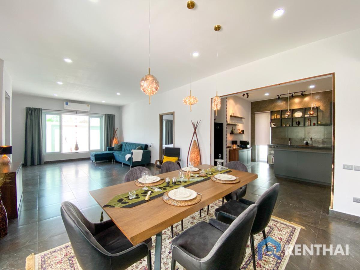 For SaleHousePattaya, Bangsaen, Chonburi : Luxurious brand new 3 bedroom Fully Furnished House in Huai Yai, Pattaya. Prime Location easy for transportation.