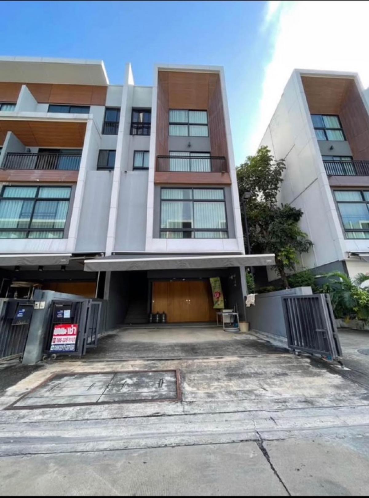 For SaleTownhomePattanakan, Srinakarin : Sale: Arden, Town Home Development, after the main road corner of the project