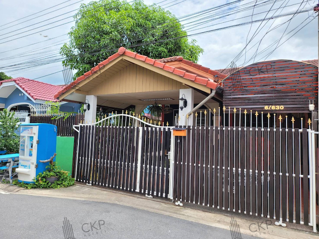 For SaleHouseNonthaburi, Bang Yai, Bangbuathong : Twin house, Buathong Village, Soi 4, shady atmosphere, beautiful garden, friendly neighbors, close to food sources, market, near Makro, Lotus, only 5 minutes away, convenient transportation.