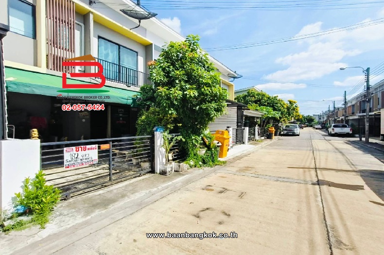 ขายทาวน์โฮมลาดกระบัง สุวรรณภูมิ : ทาวน์เฮาส์ โครงการ เดอะ คอนเนค สุวรรณภูมิ 2 เนื้อที่ 18.2 ตารางวา ใกล้สนามบินสุวรรณภูมิ ถนนกาญจนาภิเษก ตำบลราชาเทวะ อำเภอบางพลี จังหวัดสมุทรปราการ