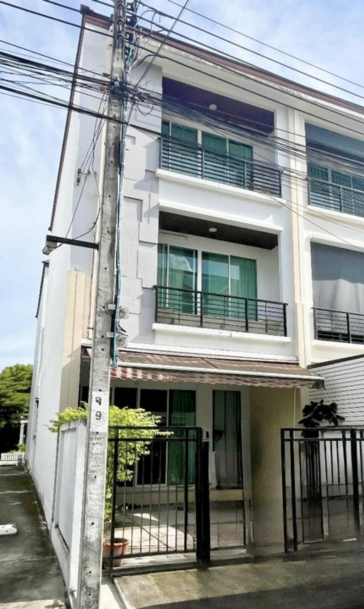 ให้เช่าทาวน์โฮมลาดพร้าว101 แฮปปี้แลนด์ : ให้เช่าบ้านลาดพร้าว87 เลียบทางด่วน  หลังมุม ราคา25,000บาท