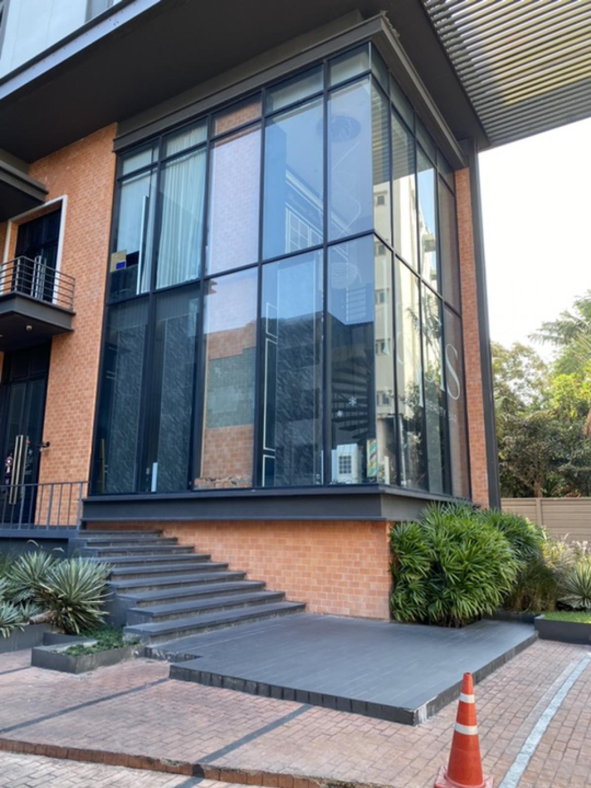 ขายร้านค้า/ตลาดนัดลาดพร้าว เซ็นทรัลลาดพร้าว : ขายร้านค้า 3 ชั้น โครงการ Chapter one midtown ladprao 24 ขนาด 177 Sq.m  เพียง 22,000,000 MB ติดต่อ 086-795-9997 จิมมี่