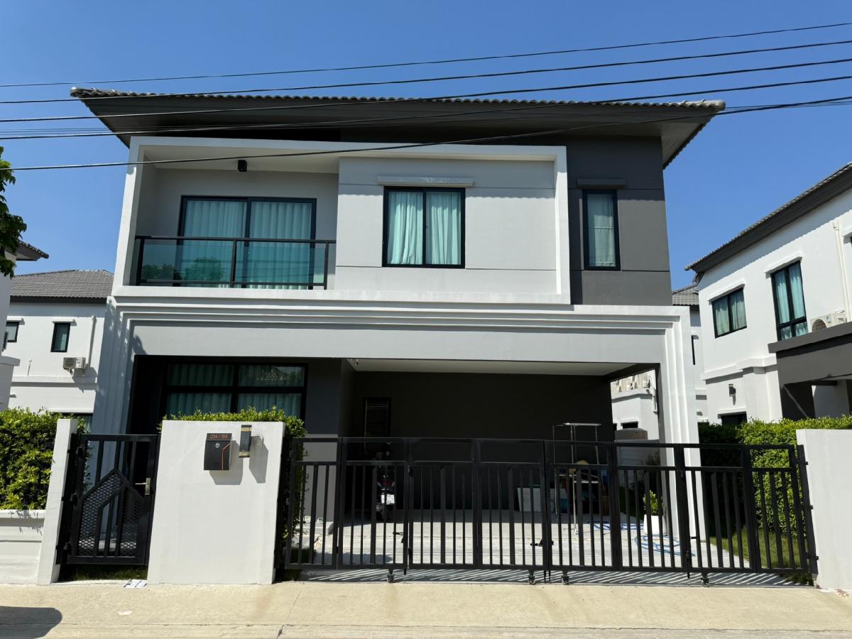 ขายบ้านนวมินทร์ รามอินทรา : แกรนด์บริทาเนีย วงแหวน-รามอินทรา ขนาดที่ดิน: 50 ตร.วาประเภท: บ้าน, 3ห้องนอน, 3ห้องน้ำ, 2ช่อง, 2ชั้นเฟอร์นิเจอร์:  ปั๊มน้ำ, ตู้เสื้อผ้า, โซฟา, ห้องครัว, บาร์