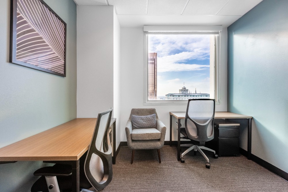 ให้เช่าสำนักงานสยาม จุฬา สามย่าน : Private office space for 1 person in Regus Muang Thai Tower A
