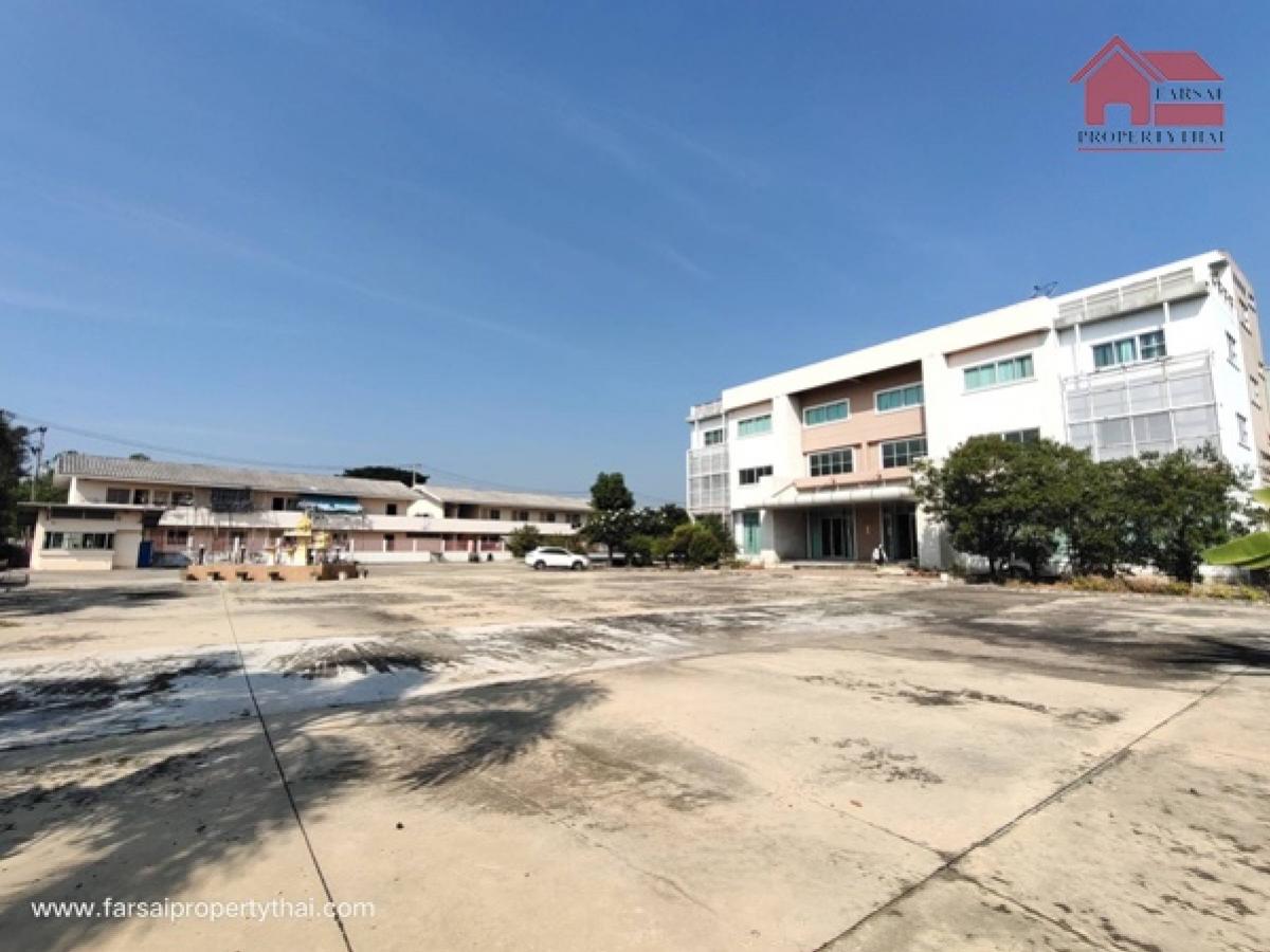 For RentFactoryMahachai Samut Sakhon : Factory, area 8 rai filled (full area 24 rai), Ban Phaeo, Samut Sakhon, building with office, area 3000 sq m., has a cafeteria, 35-room dormitory, 10-wheel truck scale, wide road, trailer trucks can enter, Ban Phaeo Road